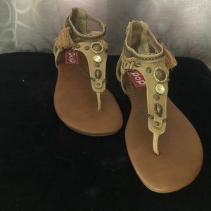 Pop sandals